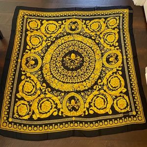 🖤💛NWT *Black and Gold* Versace Printed Scarf/Shawl